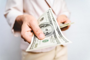 Dólar tem alta forte ante o real em meio a receios com política fiscal